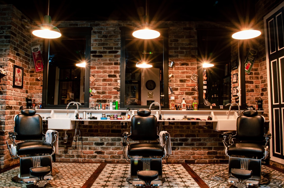 Interior acolhedor de uma barbearia contemporânea