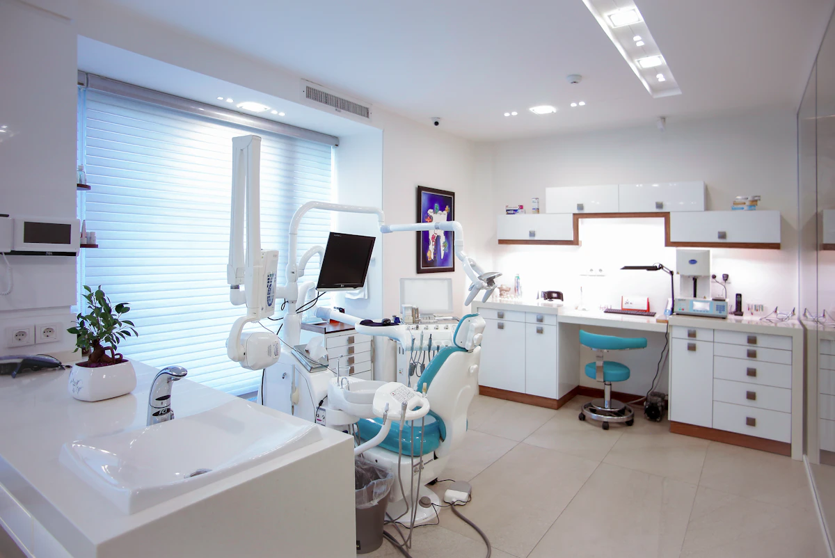 Ambiente de um consultório odontológico com luz natural